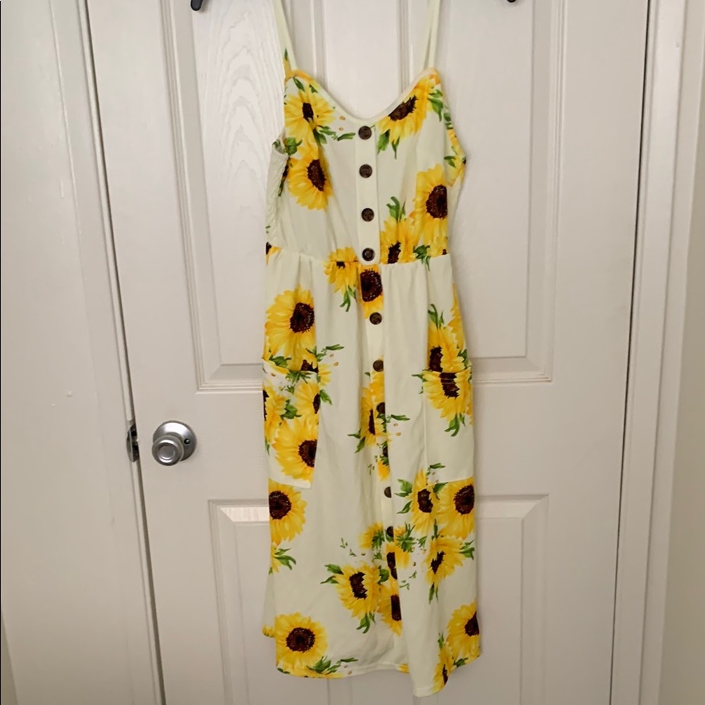 Yellow and White Spaghetti Strap Sundress for Casual Occasions